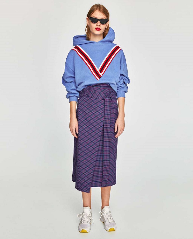 رنگ های مکمل در لباس آبی و بنفش