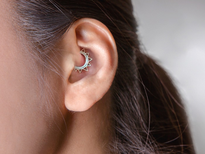 پیرسینگ گوش سوراخ کردن غضروف داخلی گوش (Daith Piercing)