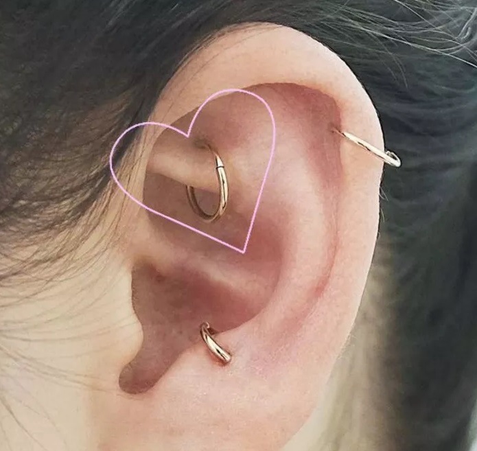پیرسینگ گوش پیرسینگ گوش روک (Rook Piercing)