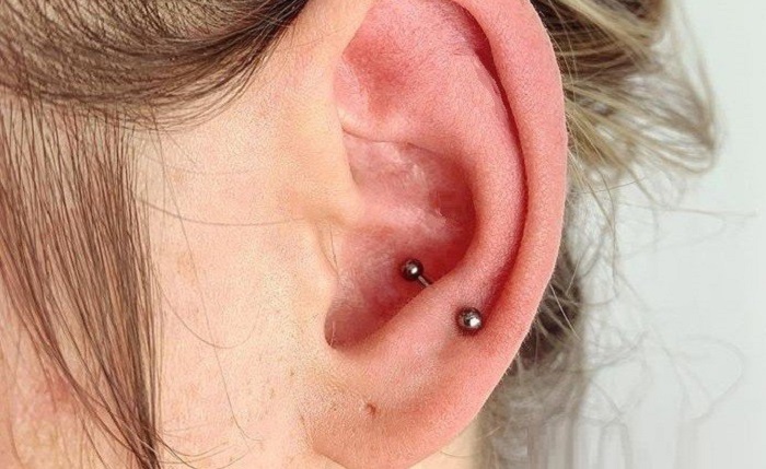پیرسینگ گوش پیرسینگ زبانهی بزرگ گوش (Anti-tragus Piercing)
