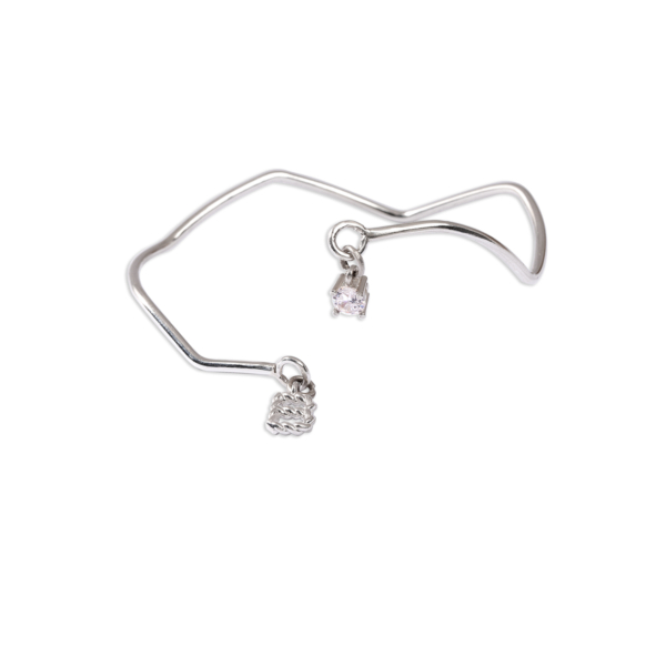 بنگل نقره دفرمه حرف انگلیسی و نگین آویز