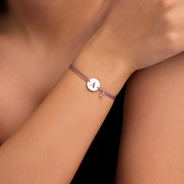 دستبند نقره و نخ حرف انگلیسی و نگین آویز