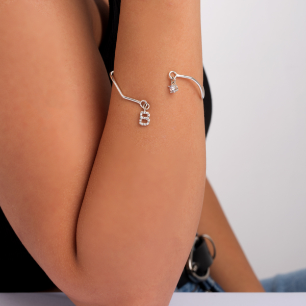 بنگل نقره دفرمه حرف انگلیسی و نگین آویز