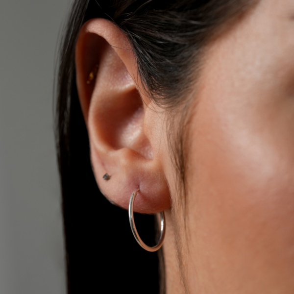 گوشواره حلقه ای نقره با آویز صورتی گرد