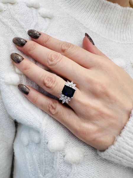 انگشتر نقره شکوفه یاقوت کبود