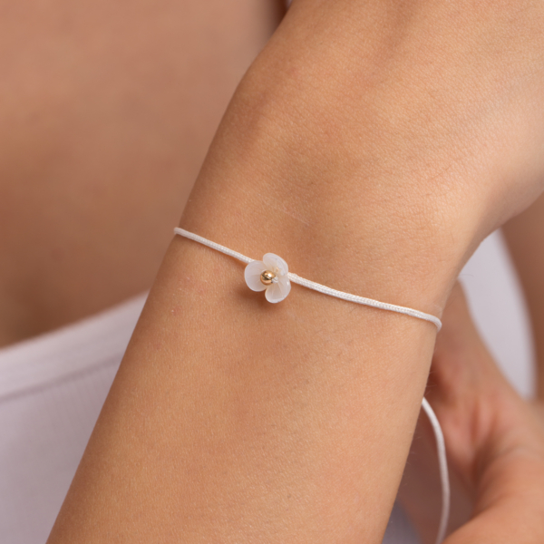 دستبند طلا گل رز صدفی سفید و گوی طلا